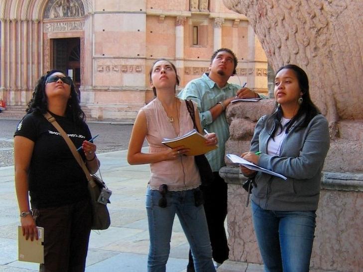 Students in Italy looking up at Duomo